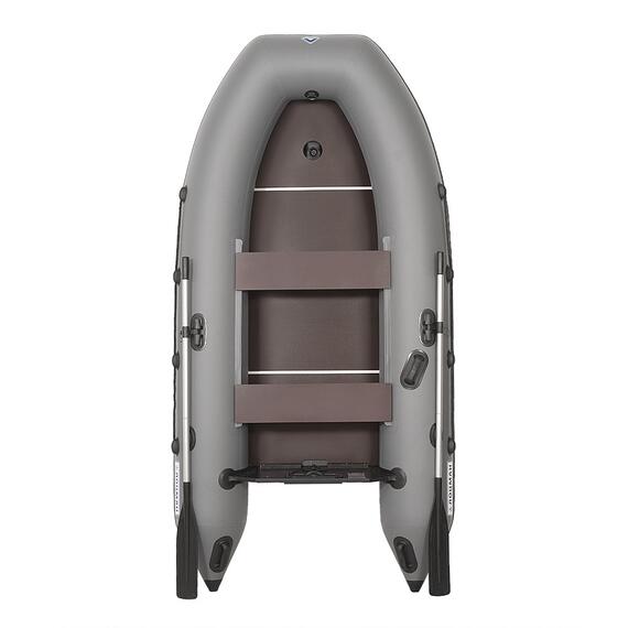 Лодка моторная килевая Лоцман 320 ЖС серый, Цвет: серый, Kоличество гермоотсеков: 3, Крепление сиденья: ликтрос-ликпаз, Вес лодки: 21, Фиксатор канистры бензина: Да, Высота кокпита (см): 31, Материал: Армированный ПВХ, Усиление баллона под стрингер: Да, Усиление дна по килю: ПВХ профиль 60 мм., Усиление дна по баллонам: ПВХ профиль 60 мм., Сливной клапан: Да, Транец жесткий. Толщина: 18, Транец жесткий. Высота: 390, Ручка шкипера: Да, Вид пайола: жесткая слань, фото , изображение 2
