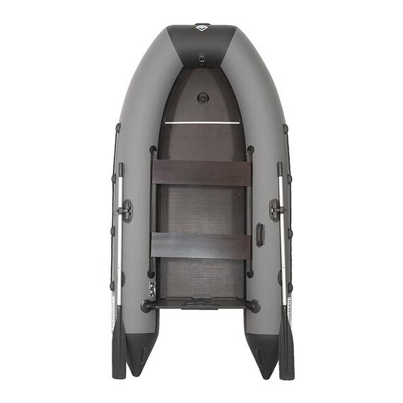 Лодка моторная килевая Лоцман 300 ЖС серый/черный, Цвет: серый/черный, Материал: Армированный ПВХ, Kоличество гермоотсеков: 3, Крепление сиденья: ликтрос-ликпаз, Вес лодки: 19, Фиксатор канистры бензина: Да, Высота кокпита (см): 31, Усиление баллона под стрингер: Да, Усиление дна по килю: ПВХ профиль 60 мм., Усиление дна по баллонам: ПВХ профиль 60 мм., Сливной клапан: Да, Транец жесткий. Толщина: 18, Транец жесткий. Высота: 390, Ручка шкипера: Да, Вид пайола: жесткая слань, фото , изображение 2