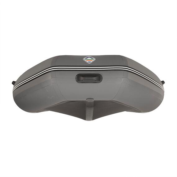 Лодка моторная килевая Лоцман 300 ЖС серый/темно-серый, Цвет: серый/тёмно-серый, Материал: Армированный ПВХ, Kоличество гермоотсеков: 3, Крепление сиденья: ликтрос-ликпаз, Вес лодки: 19, Фиксатор канистры бензина: Да, Высота кокпита (см): 31, Усиление баллона под стрингер: Да, Усиление дна по килю: ПВХ профиль 60 мм., Усиление дна по баллонам: ПВХ профиль 60 мм., Сливной клапан: Да, Транец жесткий. Толщина: 18, Транец жесткий. Высота: 390, Ручка шкипера: Да, Вид пайола: жесткая слань, фото , изображение 4