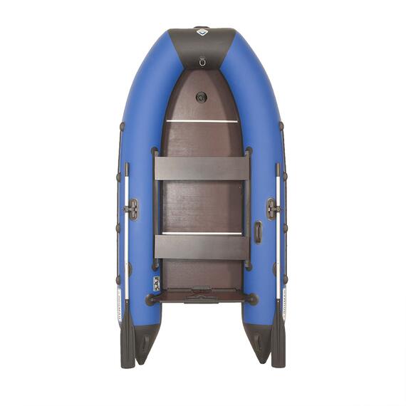 Лодка моторная килевая Лоцман 320 ЖС синий/чёрный, Цвет: синий/черный, Материал: Армированный ПВХ, Kоличество гермоотсеков: 3, Крепление сиденья: ликтрос-ликпаз, Вес лодки: 21, Фиксатор канистры бензина: Да, Высота кокпита (см): 31, Усиление баллона под стрингер: Да, Усиление дна по килю: ПВХ профиль 60 мм., Усиление дна по баллонам: ПВХ профиль 60 мм., Сливной клапан: Да, Транец жесткий. Толщина: 18, Транец жесткий. Высота: 390, Ручка шкипера: Да, Вид пайола: жесткая слань, фото , изображение 2