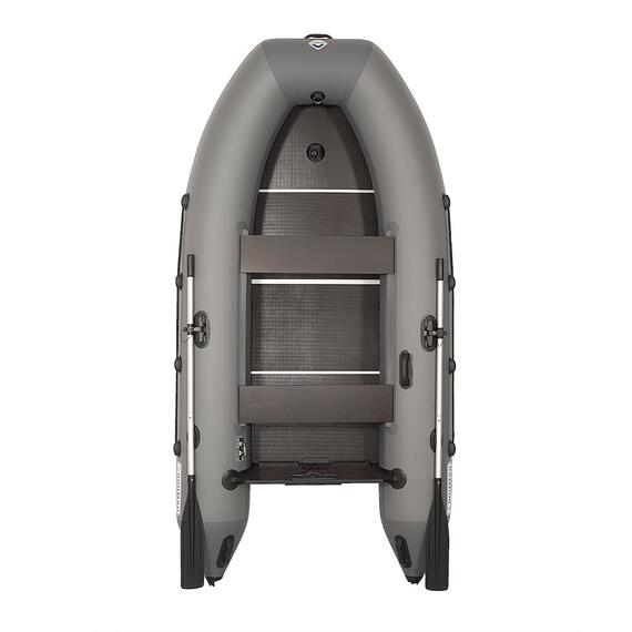 Лодка моторная килевая Лоцман 320 ЖС серый/тёмно-серый, Цвет: серый/тёмно-серый, Материал: Армированный ПВХ, Kоличество гермоотсеков: 3, Крепление сиденья: ликтрос-ликпаз, Вес лодки: 21, Фиксатор канистры бензина: Да, Высота кокпита (см): 31, Усиление баллона под стрингер: Да, Усиление дна по килю: ПВХ профиль 60 мм., Усиление дна по баллонам: ПВХ профиль 60 мм., Сливной клапан: Да, Транец жесткий. Толщина: 18, Транец жесткий. Высота: 390, Ручка шкипера: Да, Вид пайола: жесткая слань, фото , изображение 2