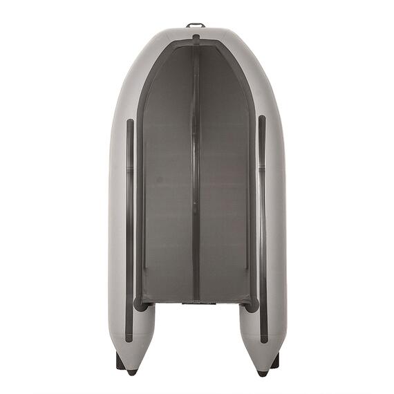 Лодка моторная килевая Лоцман 320 ЖС серый/тёмно-серый, Цвет: серый/тёмно-серый, Материал: Армированный ПВХ, Kоличество гермоотсеков: 3, Крепление сиденья: ликтрос-ликпаз, Вес лодки: 21, Фиксатор канистры бензина: Да, Высота кокпита (см): 31, Усиление баллона под стрингер: Да, Усиление дна по килю: ПВХ профиль 60 мм., Усиление дна по баллонам: ПВХ профиль 60 мм., Сливной клапан: Да, Транец жесткий. Толщина: 18, Транец жесткий. Высота: 390, Ручка шкипера: Да, Вид пайола: жесткая слань, фото , изображение 3